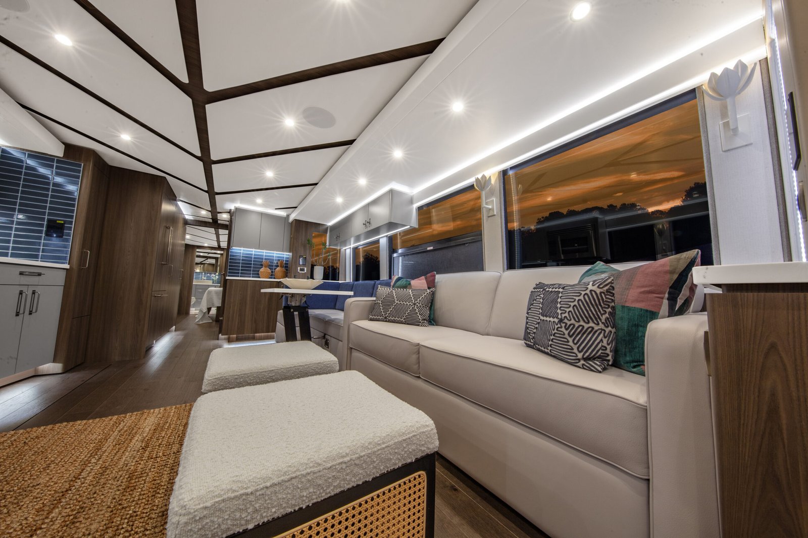 Salon DS | Coach 1647 | Featherlite Coaches Prevost Quad Slide Motorhome