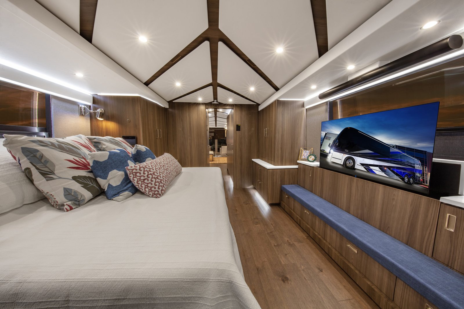 Stateroom Fwd | Coach 1647 | Featherlite Coaches Prevost Quad Slide Motorhome