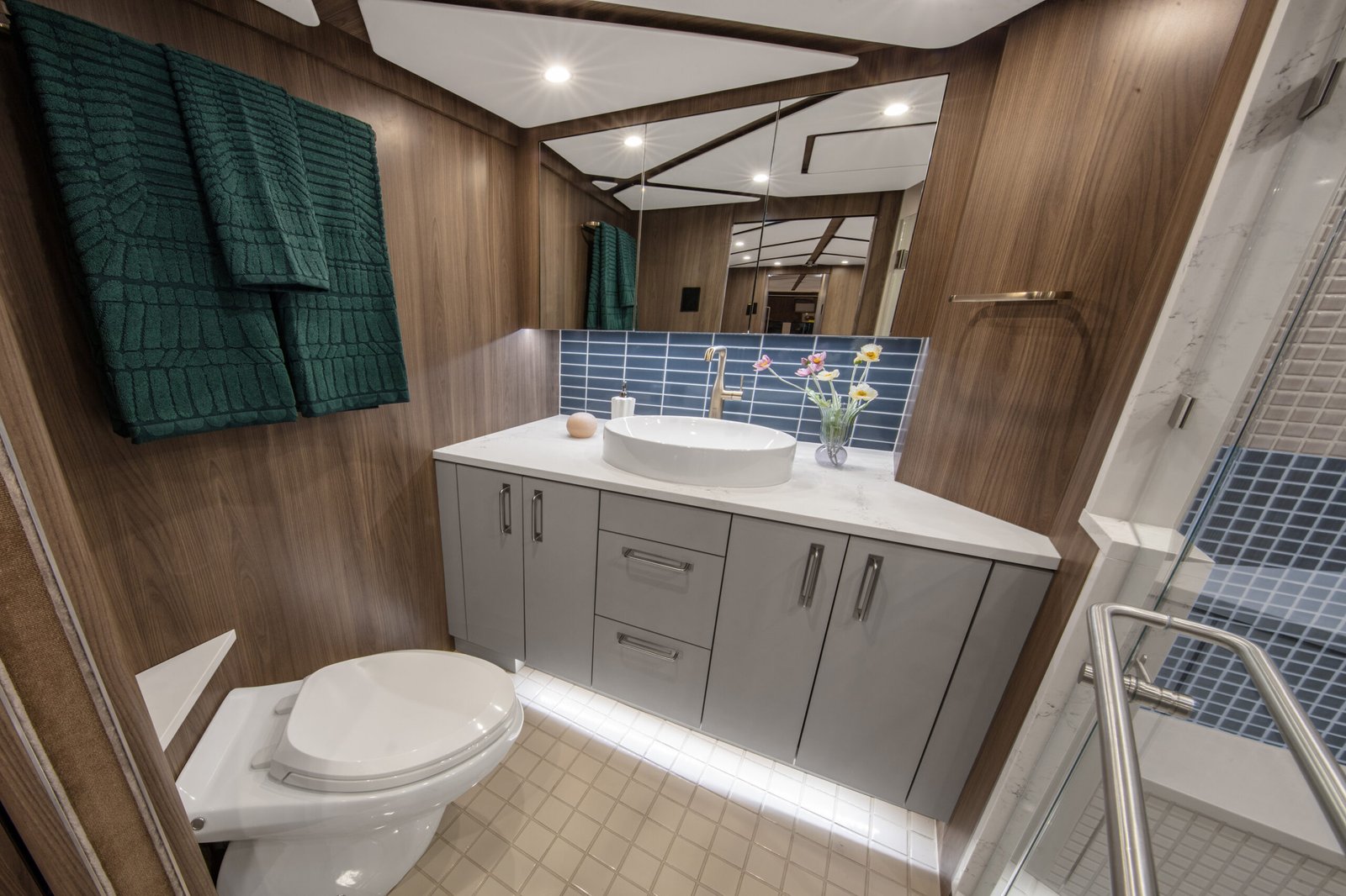 Primary Bath | Coach 1647 | Featherlite Coaches Prevost Quad Slide Motorhome