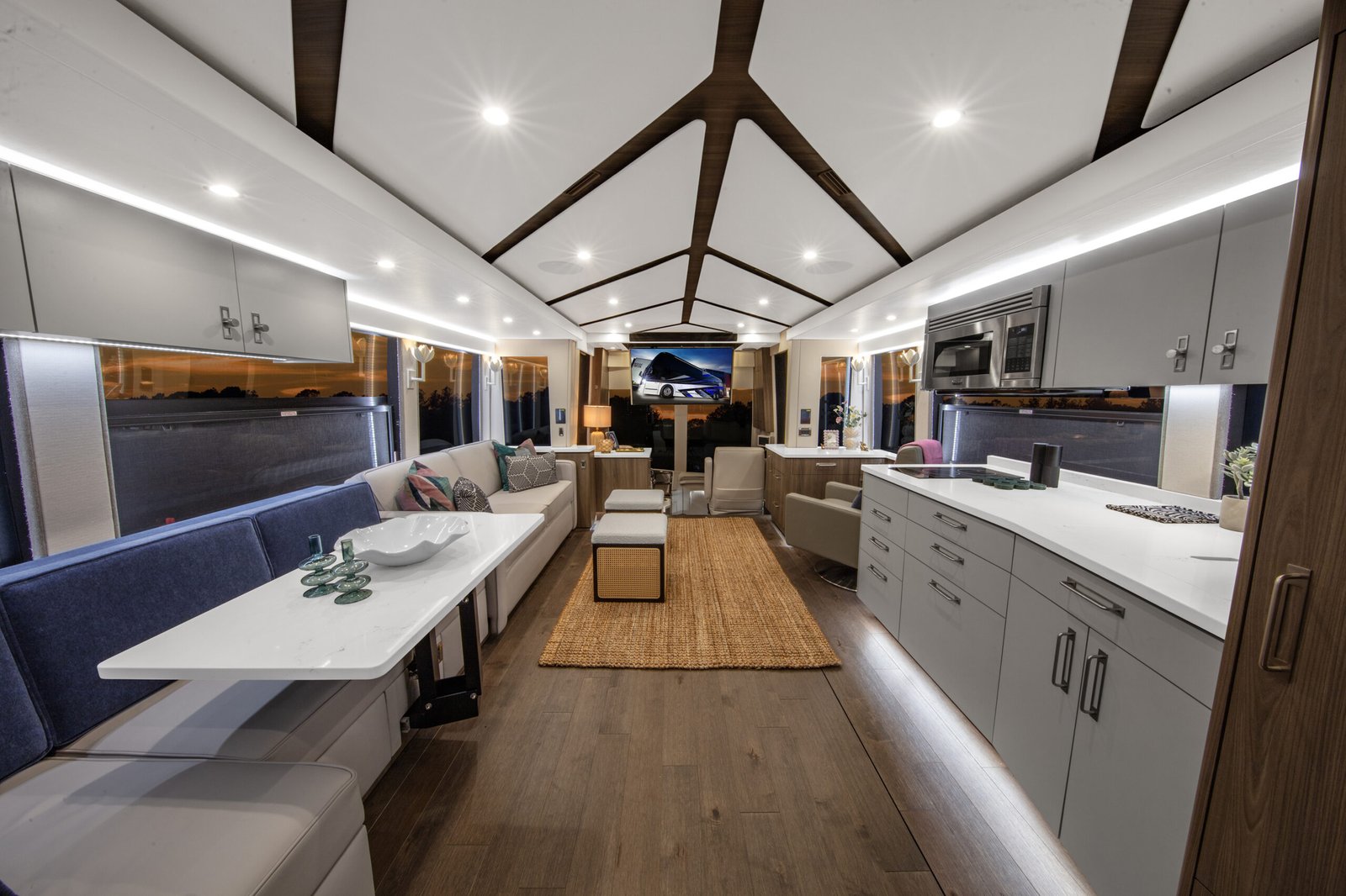 Salon Fwd | Coach 1647 | Featherlite Coaches Prevost Quad Slide Motorhome