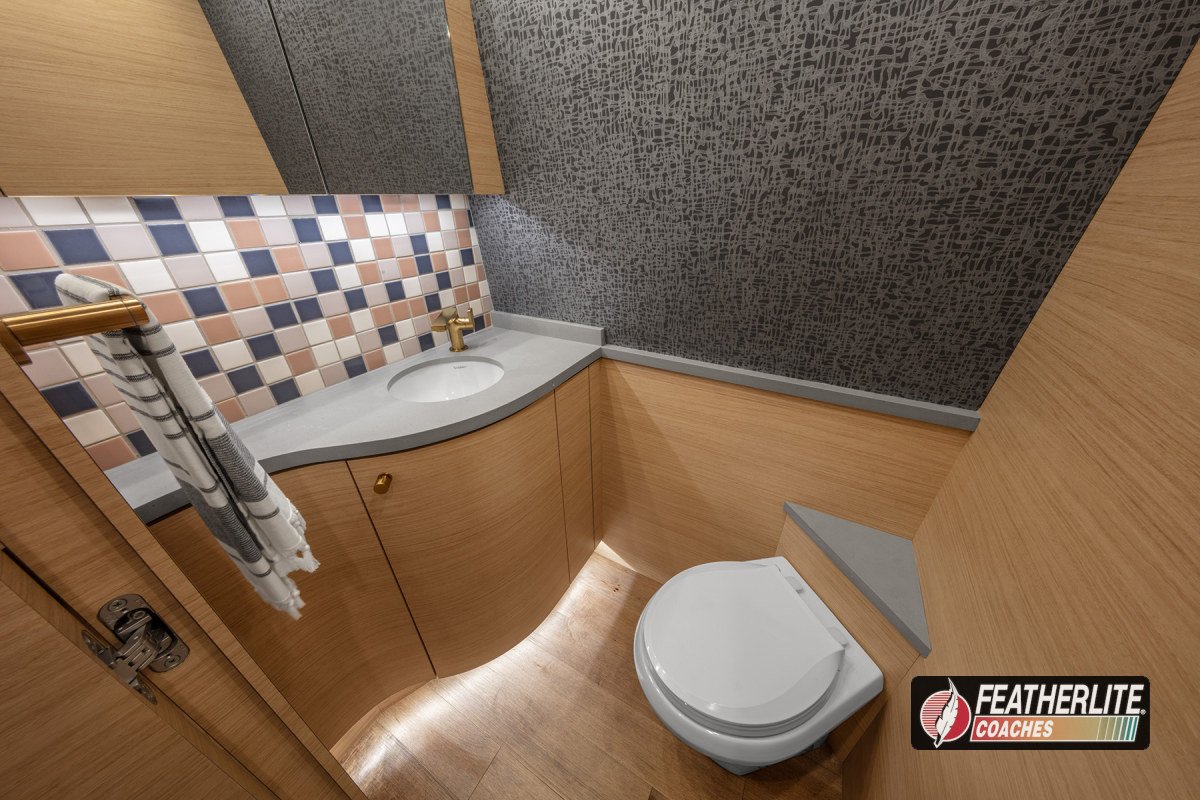 1901 Palisades Featherlite Prevost Double Slide Luxruy Motorhome - Salon - 11