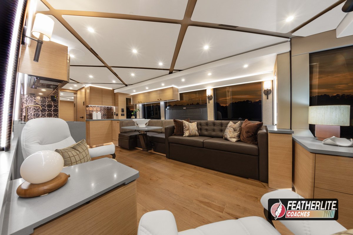 1901 Palisades Featherlite Prevost Double Slide Luxruy Motorhome - Salon - 3