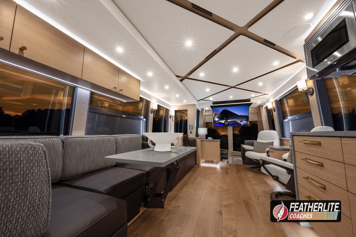 1901 Palisades Featherlite Prevost Double Slide Luxruy Motorhome - Salon - 4