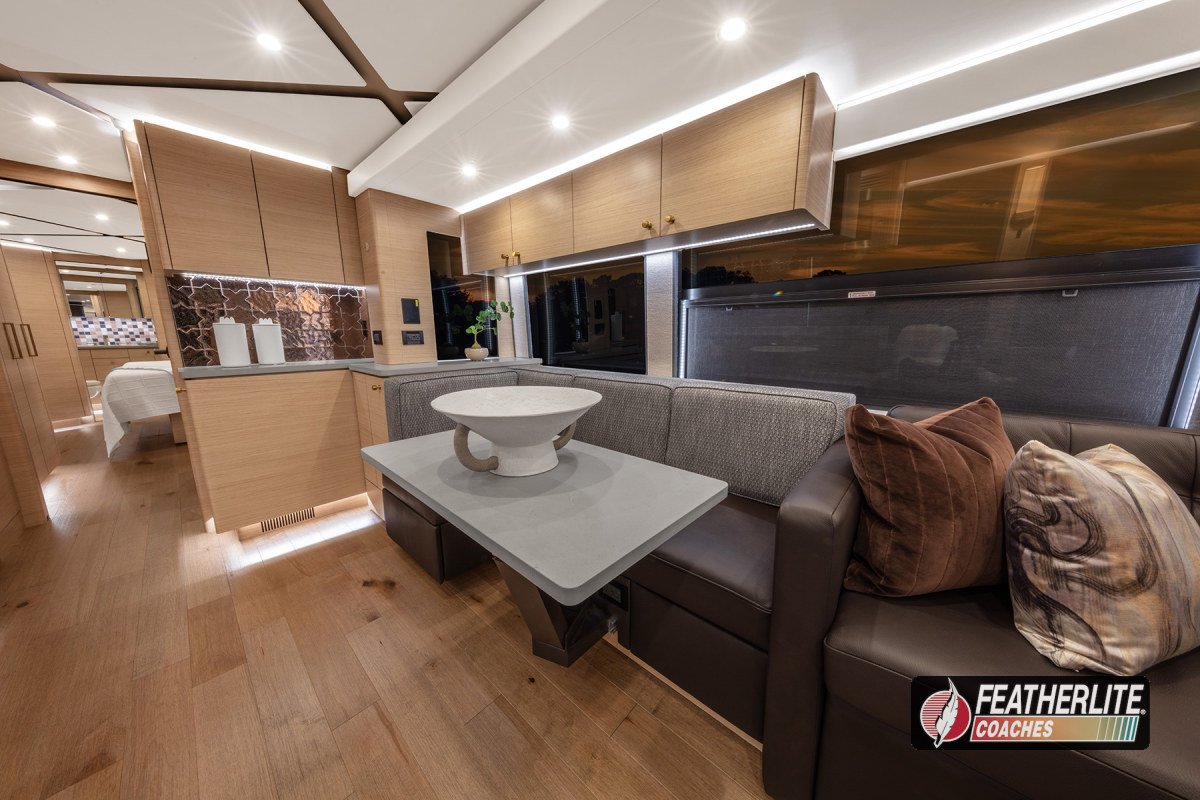 1901 Palisades Featherlite Prevost Double Slide Luxruy Motorhome - Salon - 7