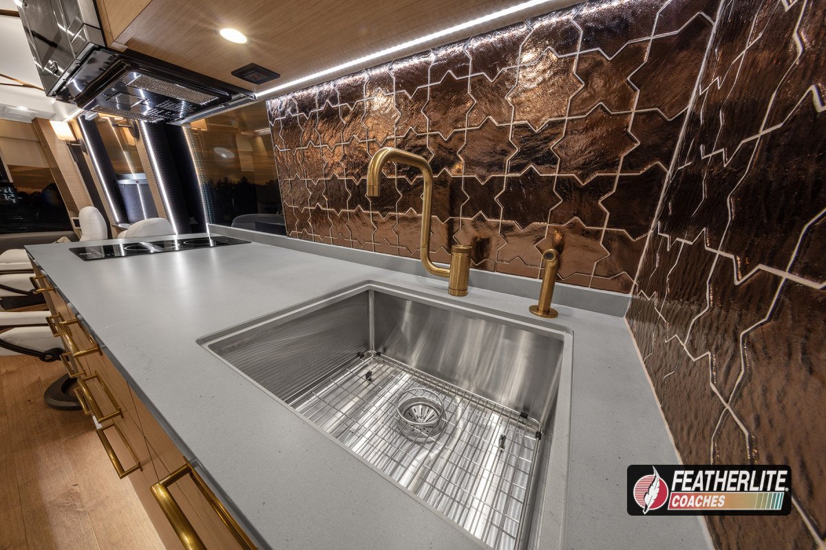 1901 Palisades Featherlite Prevost Double Slide Luxruy Motorhome - Salon - 9