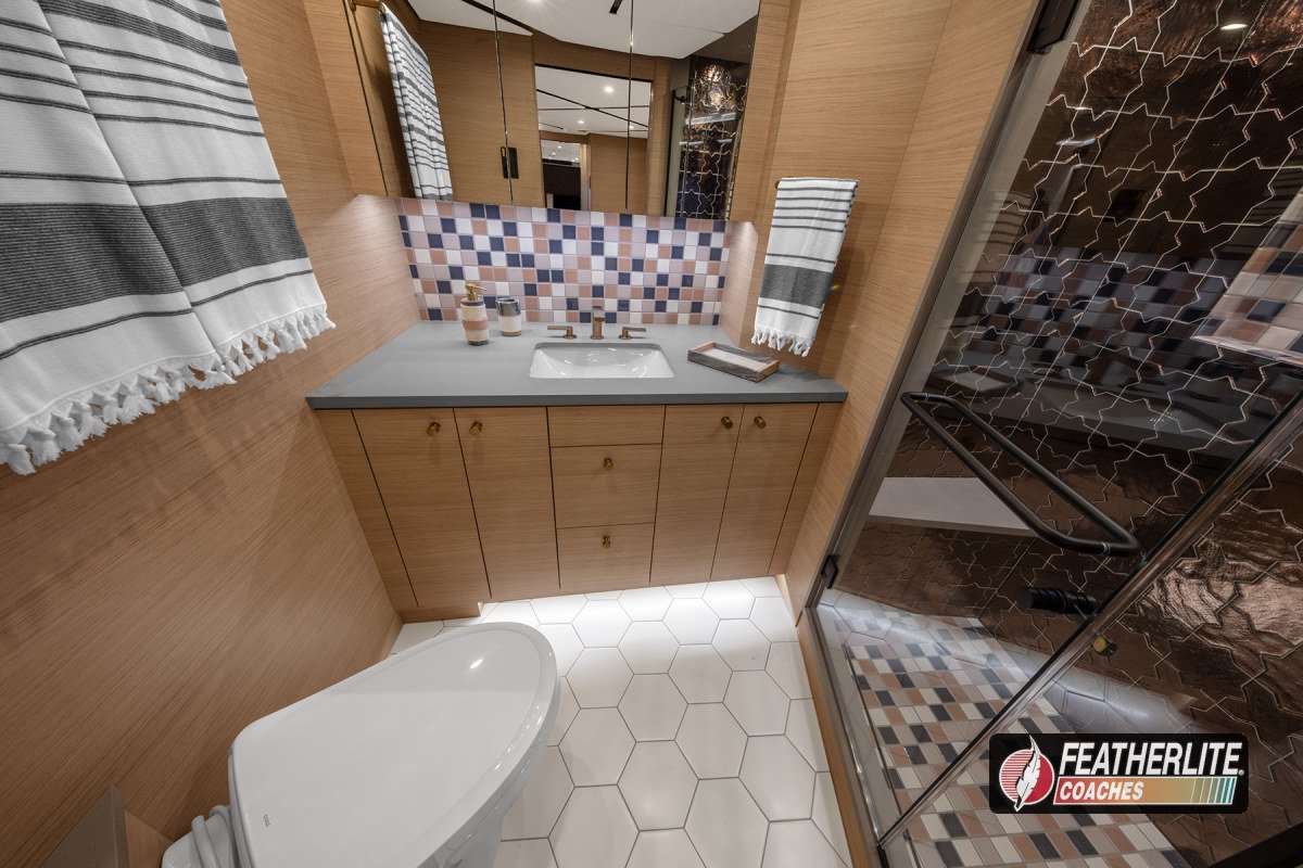 1901 Palisades Featherlite Prevost Double Slide Luxruy Motorhome - Stateroom - 10