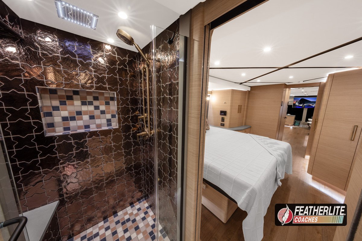 1901 Palisades Featherlite Prevost Double Slide Luxruy Motorhome - Stateroom - 11