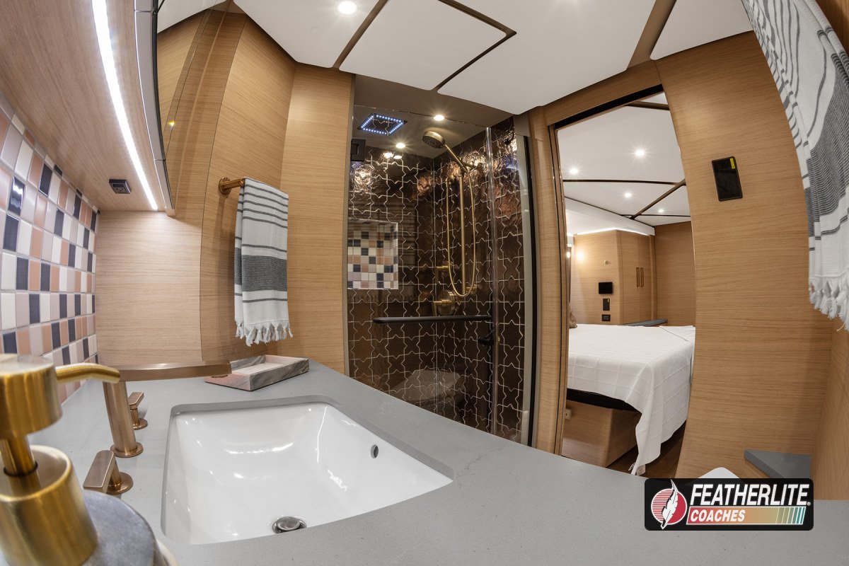 1901 Palisades Featherlite Prevost Double Slide Luxruy Motorhome - Stateroom - 12