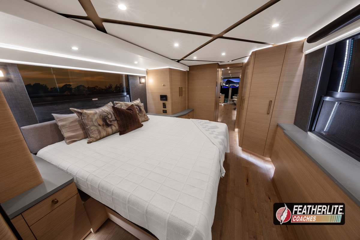 1901 Palisades Featherlite Prevost Double Slide Luxruy Motorhome - Stateroom - 8