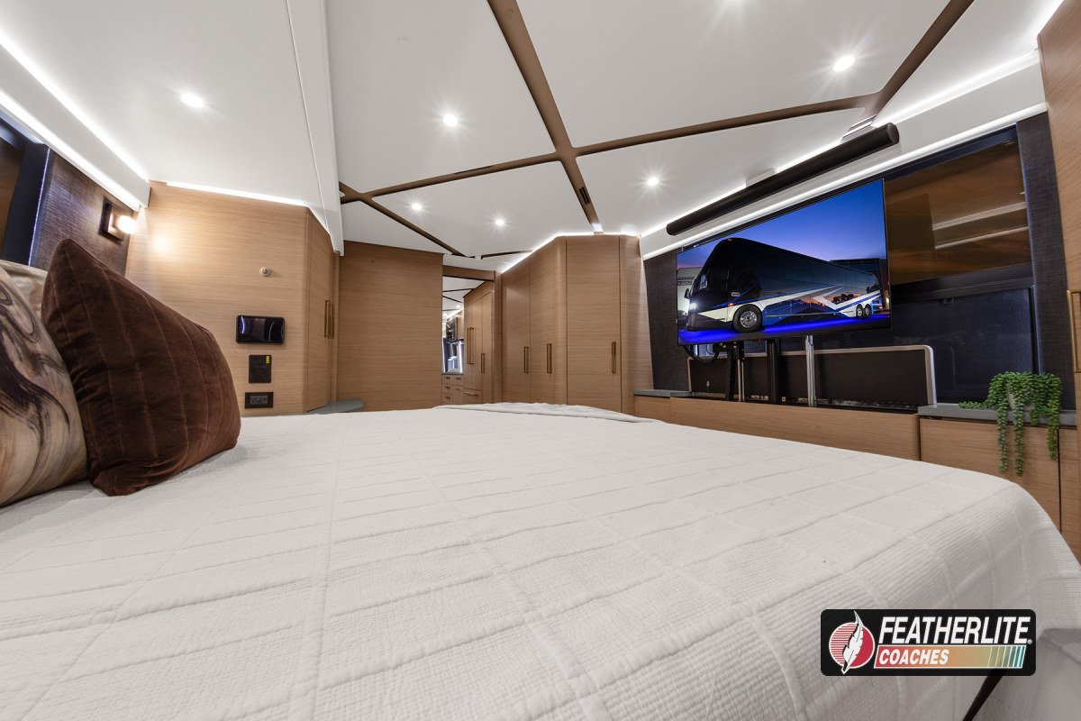 1901 Palisades Featherlite Prevost Double Slide Luxruy Motorhome - Stateroom - 9