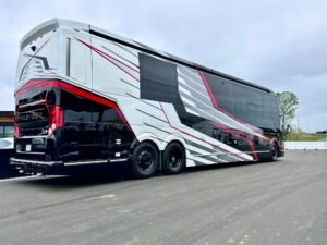 Featherlite Prevost 1819 Triple Slide, Motorhome