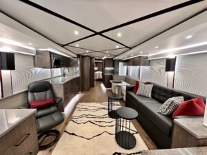Featherlite Prevost 1819 Salon