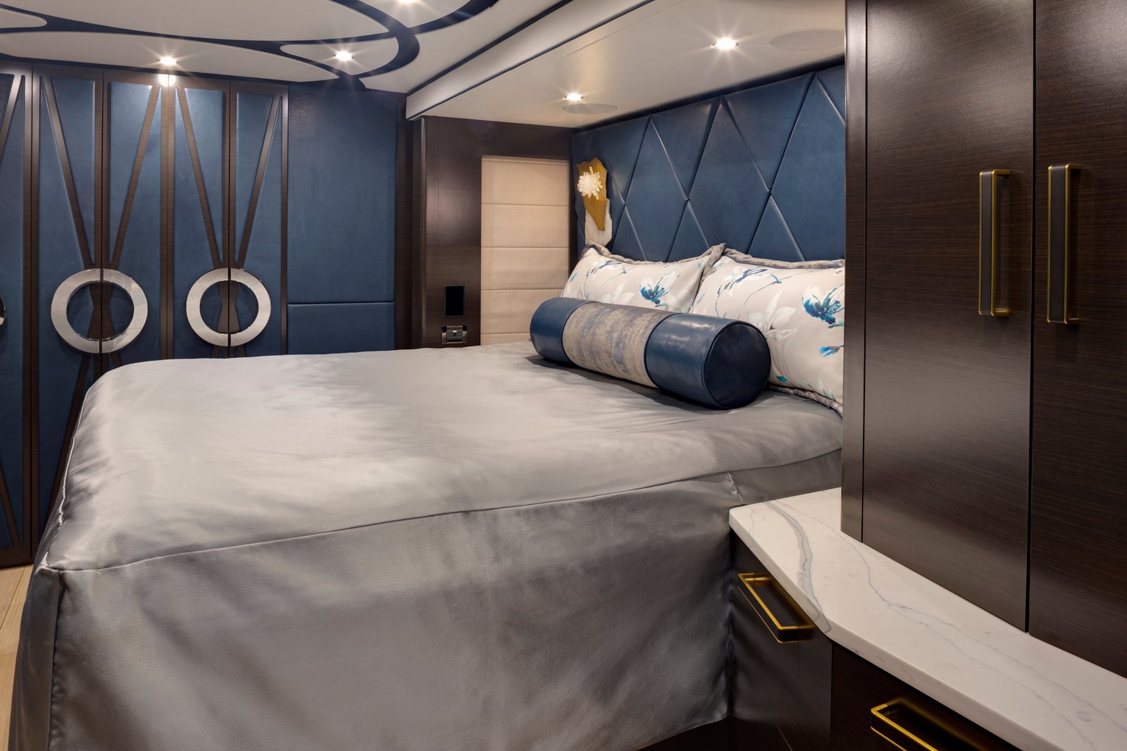 Coach 1356 | 2025 Featherlite Coaches Prevost | Stateroom